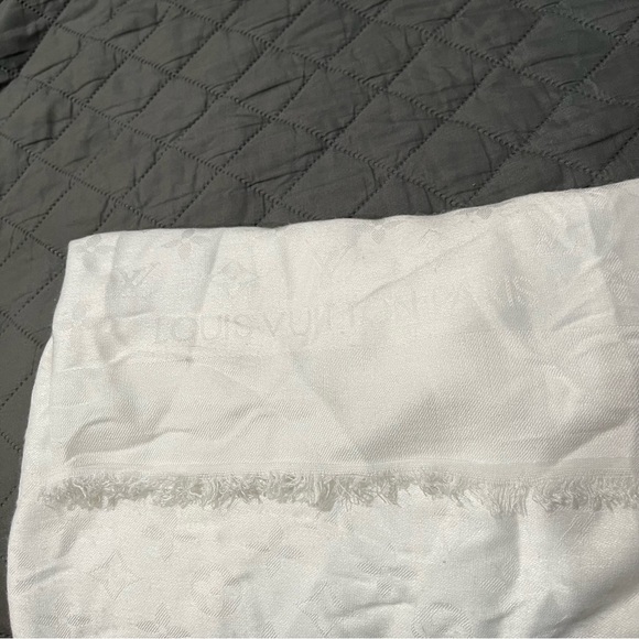 Louis Vuitton scarf - Picture 6 of 9